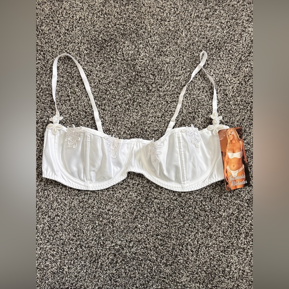 Intimate Attitudes White Floral Embroidered Wired Bra Womens Size 42 Pearls